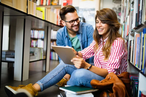 Grupo Estudantes Amigos Estudam Biblioteca Aprendizagem Preparação Para Exame Universitário — Fotografia de Stock