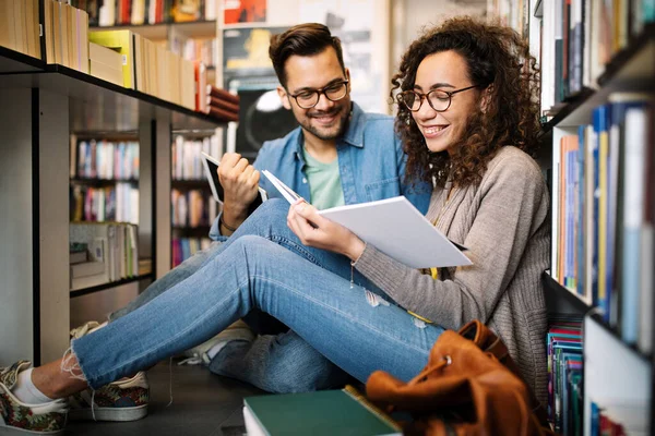 Menschen Wissen Bildung Studieren Schulkonzept Gruppe Glücklicher Studenten Liest Bücher — Stockfoto