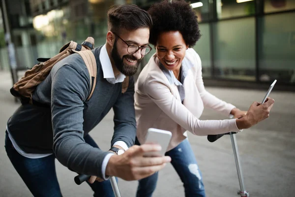 Gente Negocios Feliz Utilizando Dispositivos Tecnológicos Gadgets Cerca Pared Del — Foto de Stock