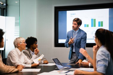 Mimarların portresi, ofiste tartışan iş adamları.