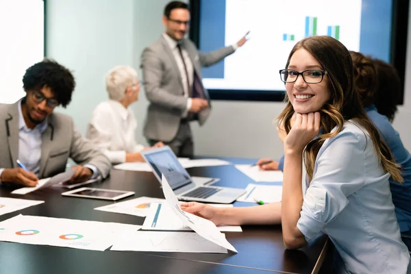 Gente Negocios Trabaja Conferencia Reunión Oficina Moderna — Foto de Stock