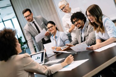 Mimarların portresi, ofiste tartışan iş adamları.