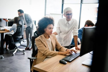 Ofiste çalışan başarılı, mutlu, güzel bir kadın. Teknoloji, bilgisayar, başlangıç, iş konsepti.