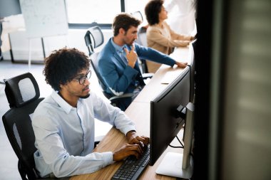 Bir yazılım geliştirme şirketinde çalışan programcılar