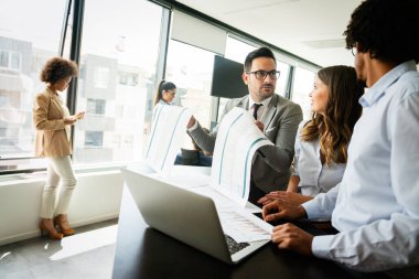 Bir yazılım geliştirme şirketinde çalışan programcılar