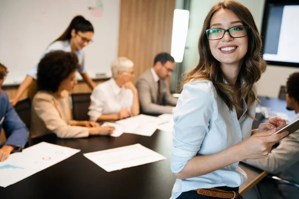 Grupo Empresarios Multiétnicos Felices Que Reúnen Oficina — Foto de Stock