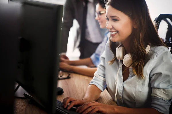 Succesvolle Gelukkige Mooie Vrouw Die Kantoor Werkt Technologie Computer Opstarten — Stockfoto