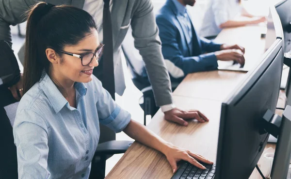 Empresarios Startup Grupo Programadores Que Trabajan Diariamente Oficinas Modernas —  Fotos de Stock