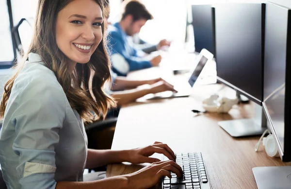 Des Gens Créatifs Des Collègues Qui Travaillent Bureau Sur Ordinateur — Photo