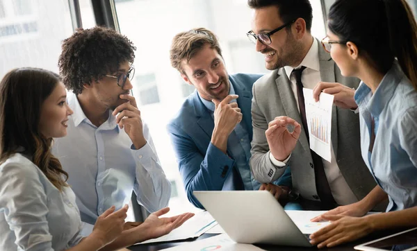 Groep Van Diverse Zakenpartners Bespreekt Documenten Ideeën Tijdens Vergadering — Stockfoto