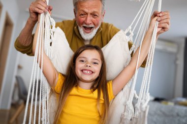 Mutluluk ailesi büyük anne ve büyük baba torunu kavramını sever