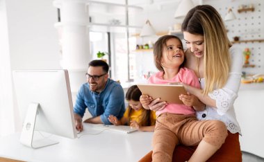 Tecrit ve çevrimiçi okul, teknoloji konsepti. Ebeveynler çocuklarına evde online ders çalışmaları için yardım ediyor.