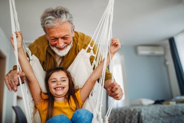 Mutlu dedeler oynuyor, torunlarıyla eğleniyor. Aile, insanlar, aşk konsepti