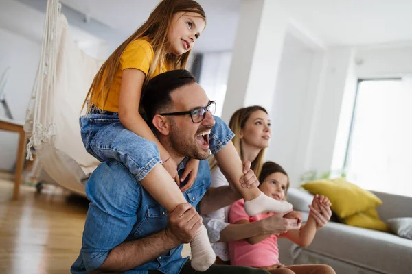 Gelukkige Familie Heeft Plezier Thuis Familie Liefde Kind Geluk Concept — Stockfoto