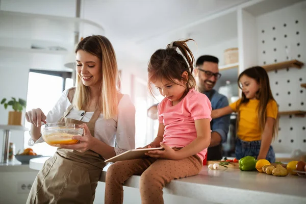 Glücklich Lächelnde Eltern Genießen Wochenende Spielen Mit Kindern Kochen Der — Stockfoto