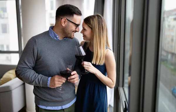 Feliz Hermosa Pareja Enamorada Abrazando Bebiendo Vino Tinto Casa — Foto de Stock