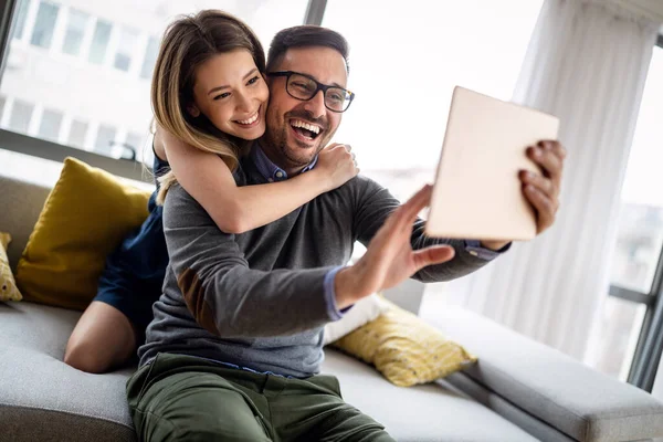 Junges Paar Schaut Sich Medieninhalte Online Auf Einem Tablet Wohnzimmer — Stockfoto