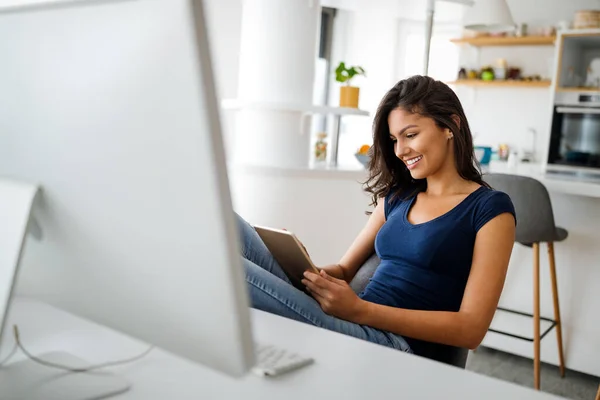 Empresária Bonita Que Trabalha Portátil Escritório Home — Fotografia de Stock