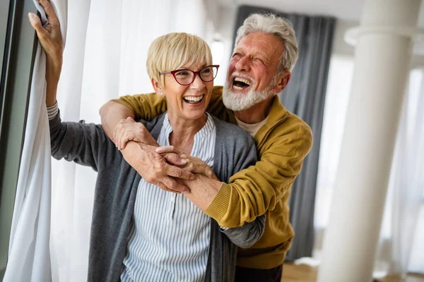 Glada Äldre Par Njuter Livet Och Umgås Hemma — Stockfoto