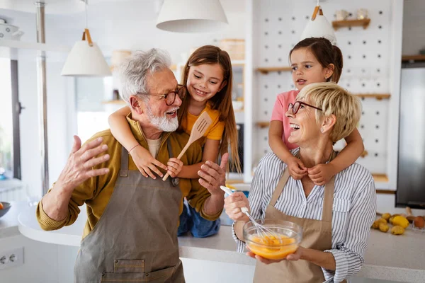 Beuatiful Petits Enfants Amuser Maison Tout Jouant Avec Leurs Grands — Photo