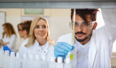 Laboratuvarda çalışan bir grup tıp bilimcisi. Araştırma ekibi virüs insanları konsepti