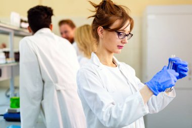 Laboratuvarda çalışan bir grup tıp bilimcisi. Araştırma ekibi virüs insanları konsepti