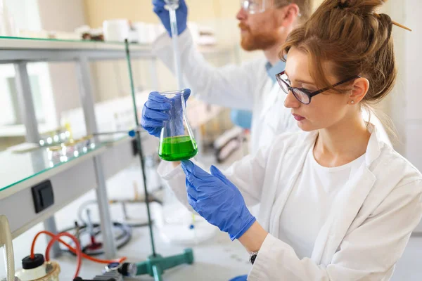 Студент Вчений Хімії Працює Лабораторії — стокове фото