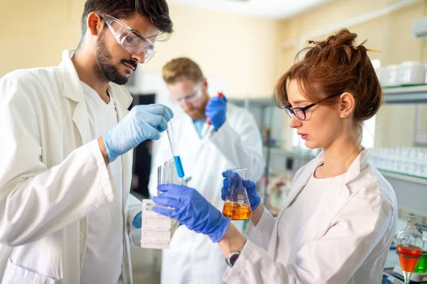 Jóvenes Estudiantes Científicos Química Trabajando Laboratorio — Foto de Stock