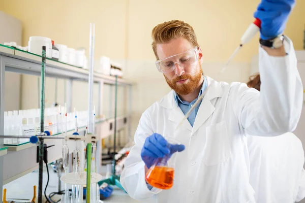 Research Scientist Man Looking Reaction Test Tube Laboratory — Stock Photo, Image