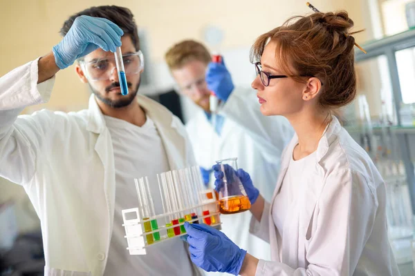 Clínicos Serios Estudiando Elementos Químicos Laboratorio Concepto Virus Investigación — Foto de Stock