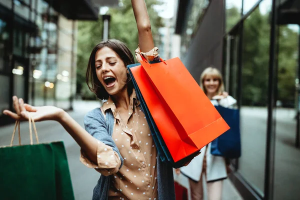 Schöne Glückliche Frauen Mit Einkaufstüten Spazieren Durch Die Stadt Und — Stockfoto