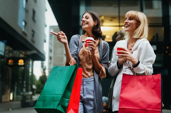 Όμορφες Ευτυχισμένες Γυναίκες Τσάντες Ψώνια Περπατώντας Στην Πόλη Και Διασκεδάζοντας — Φωτογραφία Αρχείου