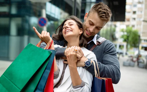 Elsker Shoppe Sammen Smukke Unge Kærlige Par Ved Gaden Med - Stock-foto