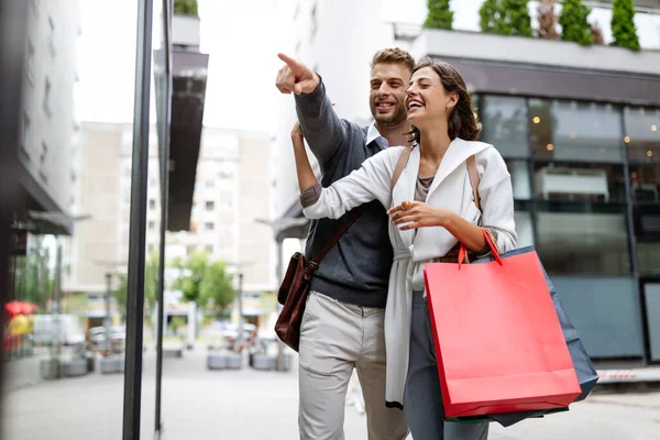 Sale Reizen Liefde Consumentisme Mensen Concept Gelukkig Stel Met Boodschappentassen — Stockfoto