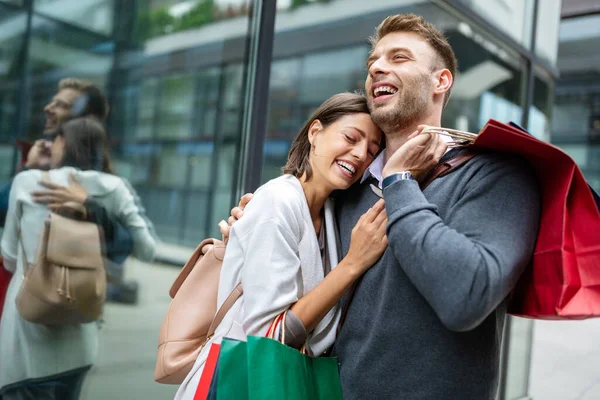 Venda Viagens Amor Consumismo Conceito Pessoas Casal Feliz Com Sacos — Fotografia de Stock