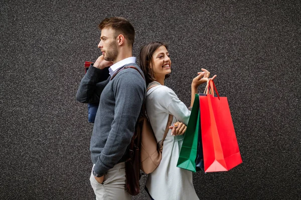 Feliz Pareja Joven Con Bolsas Compras Ciudad Gente Venta Amor — Foto de Stock