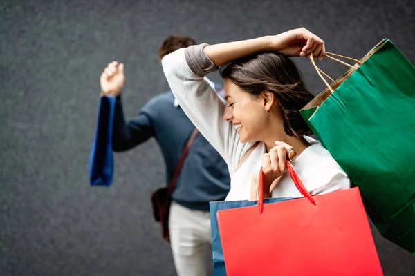 Feliz Casal Jovem Com Sacos Compras Venda Viagens Amor Consumismo — Fotografia de Stock