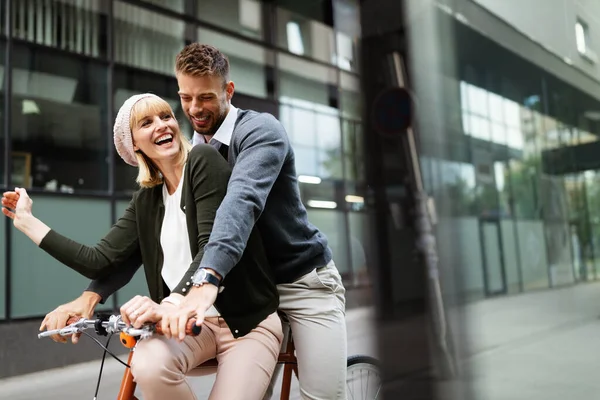 Schönes Glückliches Verliebtes Paar Auf Dem Fahrrad Der Stadt Hat — Stockfoto