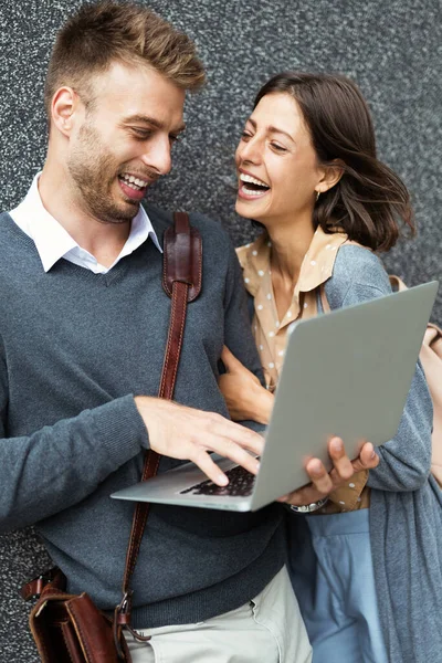 Счастливые Женщина Мужчина Помощью Ноутбука Открытом Воздухе Путешествия Бизнес Технологии — стоковое фото