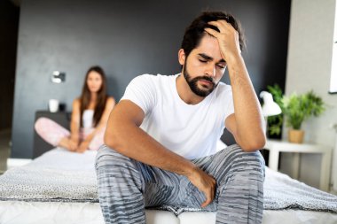 İlişki sorunları. Genç mutsuz çiftin sorunları var.