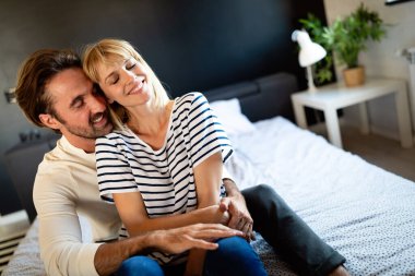 Mutlu çift evde gerçek duygularla kucaklaşıp kaynaşıyor.