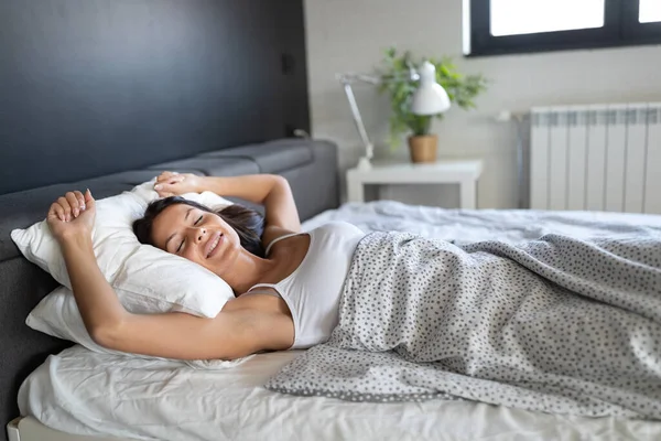 Wanita Muda Yang Bahagia Tidur Dan Tersenyum Tempat Tidurnya — Stok Foto
