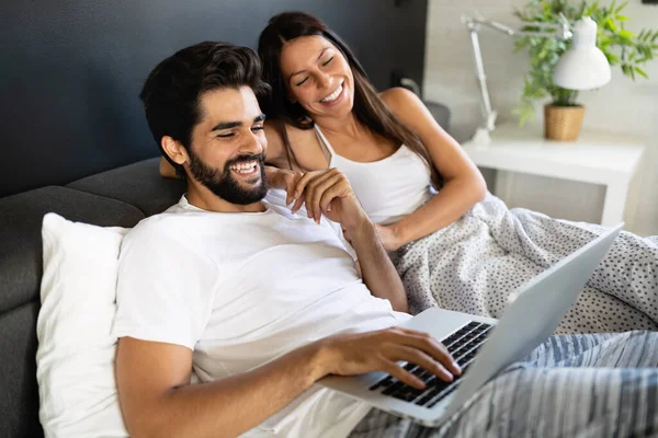 Alegre Feliz Casal Compras Line Deitado Sua Cama — Fotografia de Stock