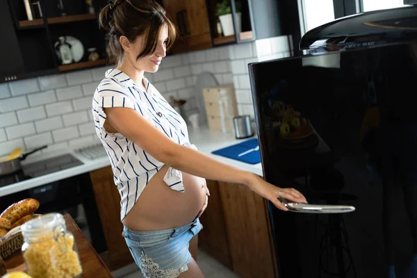 Young Fit Pregnant Woman Chooses Healthy Natural Food — Stock Photo, Image