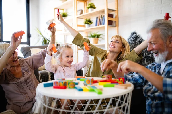 Ältere Großeltern Spielen Mit Enkeln Und Haben Spaß Mit Der — Stockfoto