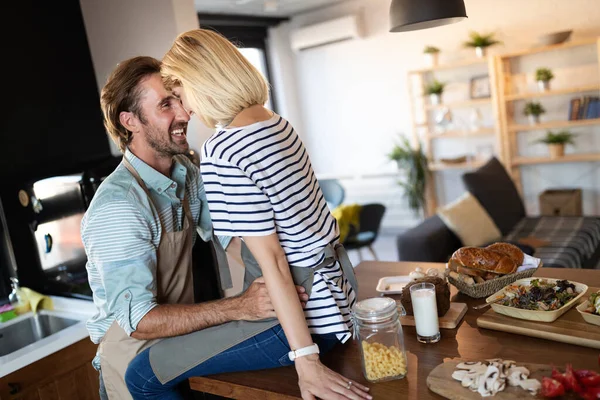 Hermosa Joven Pareja Encantadora Está Hablando Sonriendo Mientras Cocina Comida — Foto de Stock