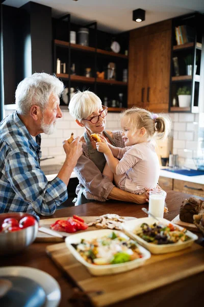 Glückliche Großeltern Mit Schönen Enkeln Die Der Küche Frühstücken — Stockfoto