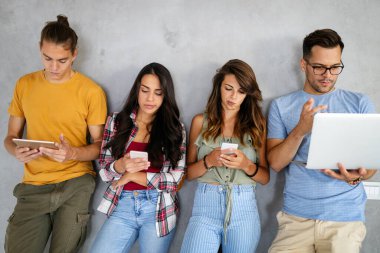 Dijital bağlantı teknolojisi ağ takımı arkadaşlığı öğrencileri kavramı
