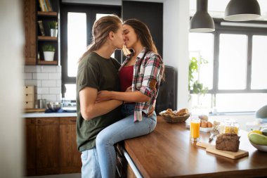 Romantik çift birbirlerine sarılıp öpüşüyorlar. Birlikte harika vakit geçiriyorlar..