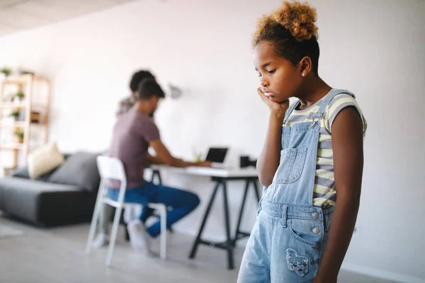 Triste Niñito Afroamericano Esperando Atenta Atención Los Padres Casa — Foto de Stock